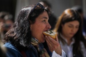 Después de dos años de pausa, Limache bate récord en el choripán más largo de la región