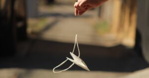 Desechos de elementos de protección personal en las calles