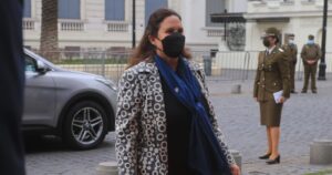 Maya Fernández retorna de emergencia a Chile tras hackeo de correos de FFAA