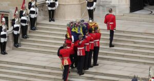 ¿Qué poder tiene la monarquía británica?