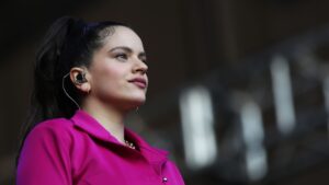 Qué dice el nuevo tatuaje de Rosalía que fue captado por paparazzis