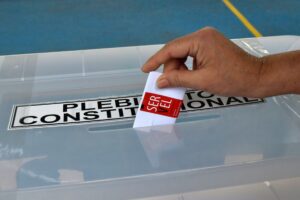 Encuesta UDD: 72% cree que la idea tener una nueva Constitución aún sigue pendiente