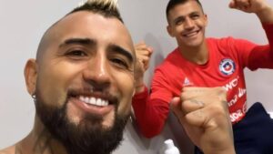 Arturo Vidal celebró con Alexis Sánchez el triunfo de Rodelindo Román