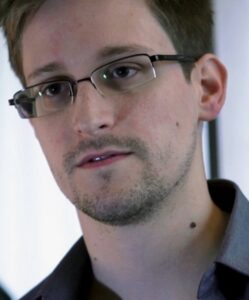 Vladimir Putin otorga la ciudadanía rusa a Edward Snowden