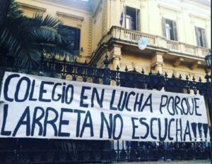 Estudiantes se toman colegio en Argentina y lo vandalizan: padres deberán pagar daños