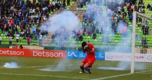 Clásico universitario se suspende a los 5 minutos por agresiones contra arquero de la U