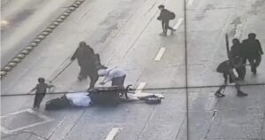 VIDEO - Niño de 5 años participa en barricada en el centro de Santiago