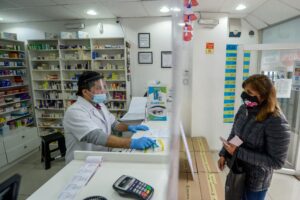 Químicos farmacéuticos enfrentan a Seremi de Salud por el uso de mascarillas en farmacias