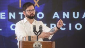 Boric condenó la violencia recordando el ataque a su hermano y los incidentes en el Clásico Universitario