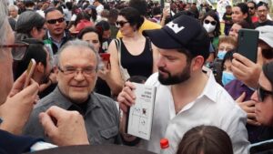Presidente Boric visita sorpresivamente la Primavera del Libro en el Parque Bustamante