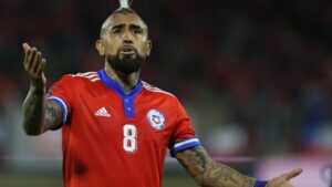 Vidal se suma a Alexis Sánchez por polémica del libro del Mineduc: 