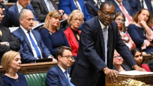 Reino Unido renuncia a la decisión de bajar los impuestos a los más ricos