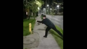 Alcaldesa de Las Condes anuncia querella por joven que rompió un grifo con una piedra