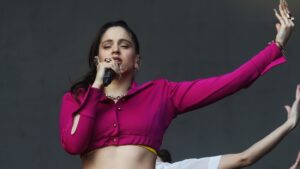 Rosalía fue golpeada en la cara con un ramo de flores durante show en San Diego