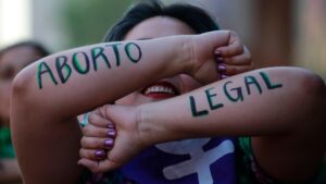 Gobierno aclara proyecto de aborto libre y acusa 