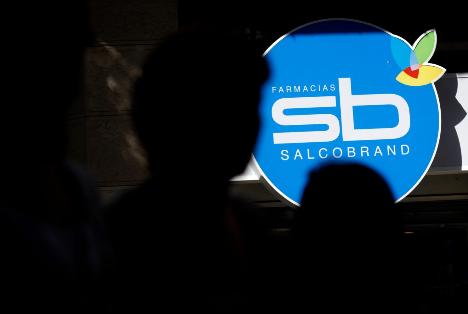 Pacientes GES: el llamado al Gobierno y las isapres ante la huelga en farmacias Ahumada y Salcobrand