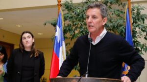 Gonzalo de la Carrera suma nuevo escándalo en el Congreso por dichos contra Emilia Schneider