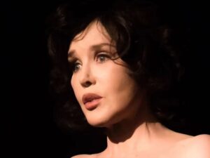 VIDEO - Actrices y cantantes francesas cortan su cabello en solidaridad con mujeres iraníes