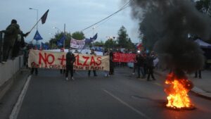 Vecinos de Lo Hermida protestaron por alza de costo de la vida