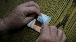 Salarios reales bajaron 2,6% en agosto en medio de alta inflación