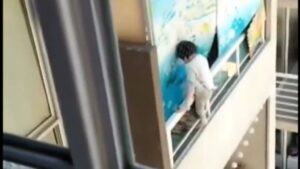 VIDEO - Captan a niño caminando en la cornisa de un piso 21 en Estación Central