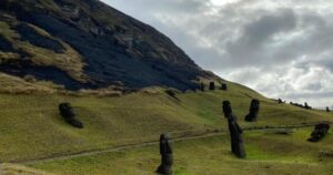 Incendio en Rapa Nui consume 60 hectáreas y deja número indeterminado de moais quemados