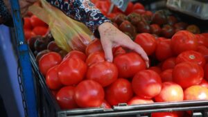 IPC sube dentro de lo esperado e inflación anual marca su primer retroceso desde febrero de 2021