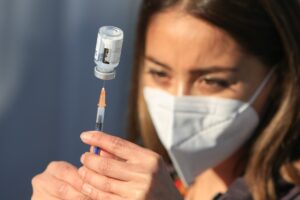 Minsal: vacunación contra el COVID-19 con dosis bivalente comenzará el martes