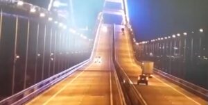 Una explosión hace colapsar una parte del único puente que une a Crimea con Rusia