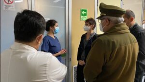 En riesgo vital: Carolina Tohá visitó al carabinero golpeado con un fierro en una carrera clandestina