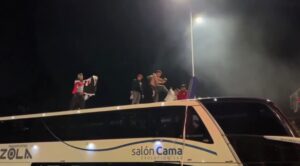 VIDEO - Jugador de Curicó fue agredido con patadas y combos mientras los hinchas saludaban al plantel