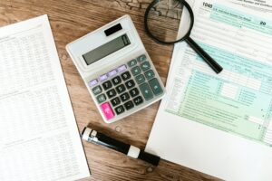 Morosos en Chile: ¿Cuál es el perfil de las personas que integran los registros?