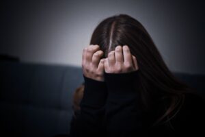Revelan brechas en políticas de salud mental para niños y adolescentes