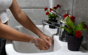 Afectará a 8 comunas y durará 15 horas: todo lo que debes saber del corte de agua en Santiago