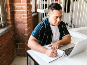 Santander convocará más de 80.000 becas en el segundo semestre de 2022 con foco en la mejora de idiomas y la transformación digital