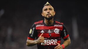 Arturo Vidal jugó tras la muerte de su padre y recibió la ovación de los hinchas de Flamengo