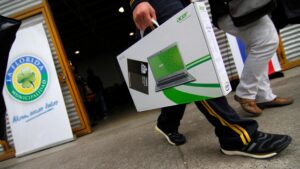 Cerca de 10 mil computadores de Junaeb están en bodegas sin poder ser usados por escolares