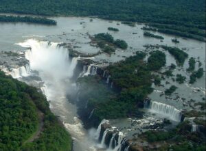 Cierran acceso a Cataratas de Iguazú por inusual crecida del río