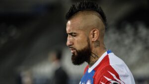 Arturo Vidal lloró al seguir a distancia el velorio de su padre