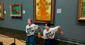 Ecologistas arrojan salsa de tomates sobre Los Girasoles de Van Gogh en Londres