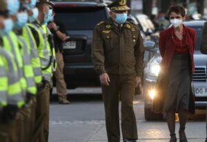 Gobierno ratifica a jefe de inteligencia de Carabineros y llama a retiro a ocho generales