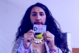 Registro Civil entregó primer carnet de identidad a una persona no binaria en Chile
