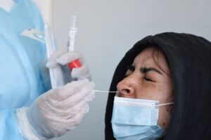 COVID-19: positividad alcanza su registro más alto tras el fin del uso de la mascarilla