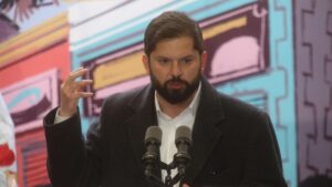 Cadem: aprobación de Boric en caída libre