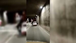 VIDEO - Mujer debió escapar con sus hijos en brazos durante violenta encerrona en Santiago