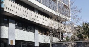 Carabineros detiene a 10 personas por desórdenes en el Instituto Nacional