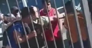 Cuidadores de autos irregulares que golpearon a carabineras en Barrio Franklin quedan libres