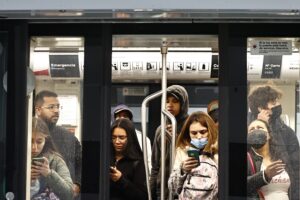 Metro de Santiago ajustará sus horarios para este 18 de octubre: revisa todos los cambios en el transporte