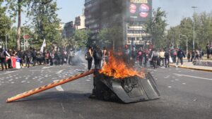 Manifestantes cortaron el tránsito en Plaza Baquedano en pleno aniversario del estallido social