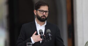 Boric lanza falsa acusación de abuso sexual contra Carabineros durante el estallido social